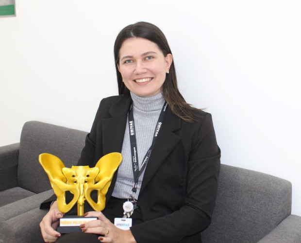 Coordenadora de Enfermagem recebe premiao de destaque em simpsio internacional da USP